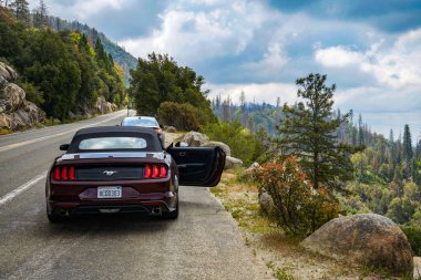 California, Amerika Birleşik Devletleri - 19 Mayıs 2018: Mustang Sequoia National Park yolda dağdan görüntülemek