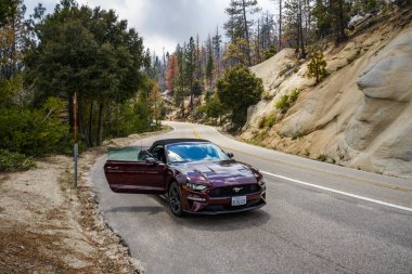 California, Amerika Birleşik Devletleri - 19 Mayıs 2018: Mustang Sequoia National Park yolda dağdan görüntülemek
