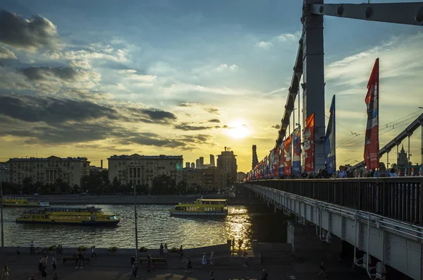 Moskou Rusland Juni 2018 Lopen Krim Brug Bij Zonsondergang Uitzicht — Stockfoto