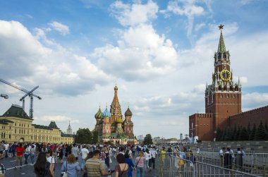 Moskova, Rusya - 29 Haziran 2018: Aziz Basil Katedrali kırmızı kare üzerinde. Turistler için Dünya Kupası sırasında