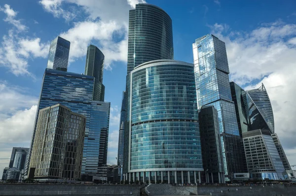 Moskova, Rusya - 11 Temmuz 2018: Yapı ticaret ve Finans Merkezi Moskova-şehir. Öğleden sonra Moskova Nehri görüntülemek