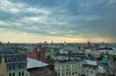 Moskova, Rusya - 04 Mayıs 2018: Genel batımında şehir üzerinde. Lubyanka binaya çatıdan görüntülemek