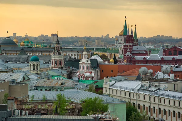 俄罗斯莫斯科 2018年5月4日 日落时的城市概况 从卢布扬卡楼顶看风景 — 图库照片