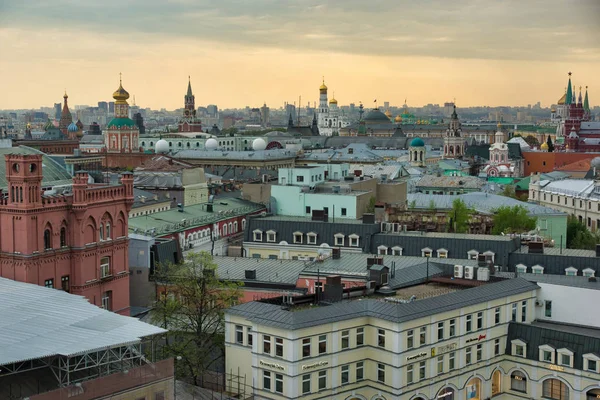 Moskova, Rusya - 04 Mayıs 2018: Genel batımında şehir üzerinde. Lubyanka binaya çatıdan görüntülemek