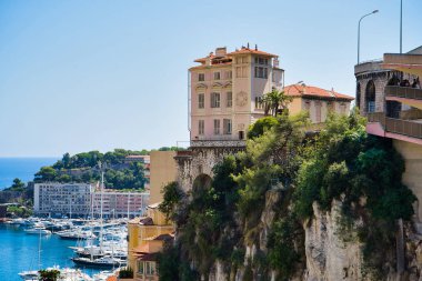 Monaco, Avrupa - 11 Ağustos 2018: bir uçurum ve pier yat ve tekne ile görünümünü ev