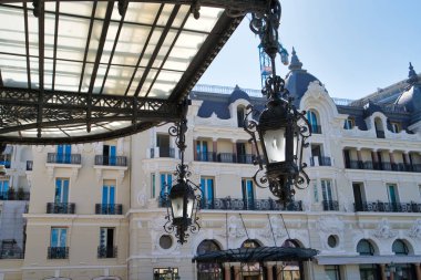 Monaco, Avrupa - 11 Ağustos 2018: Prensliği ana kare, hotel casino cephe de Monte-Carlo