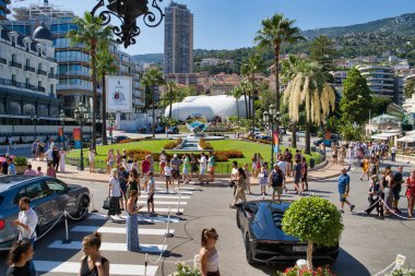 Monaco, Avrupa - 11 Ağustos 2018: Ana kare Prensliği ve casino de Monte-Carlo. Yükleme gökyüzü ayna