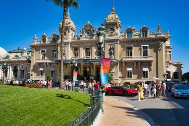 Monaco, Avrupa - 11 Ağustos 2018: Main square Prensliği ve casino de Monte-Carlo