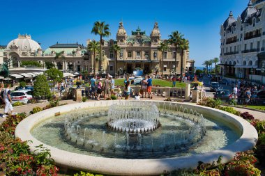 Monaco, Avrupa - 11 Ağustos 2018: Çeşme Merkez şehir meydanında. Popüler turizm