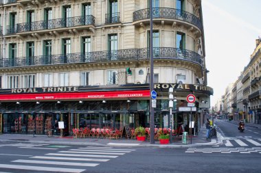 Paris, Fransa - 26 Mayıs 2018: 9 bölgesinde bulunan, birinci katta restoran Royal Trinite bina eski şehir
