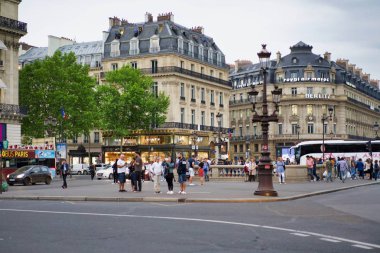Paris, Fransa - 26 Mayıs 2018: kentsel mimari, tarihi şehrin sokaklarında gün yürüyüş