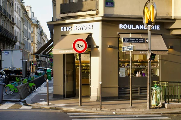 Paris, Fransa - 26 Mayıs 2018: Pastane dükkanı binanın köşesindeki. Merkezi şehir sokakları