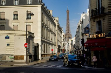 Paris, Fransa - 26 Mayıs 2018: Eyfel Kulesi manzarasına şehrin merkezi caddelerinden biri