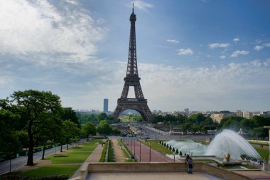 Paris, Fransa - 26 Mayıs 2018: Görünüm Eyfel Kulesi ve Trocadero meydanında fıskiye.