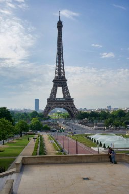 Paris, Fransa - 26 Mayıs 2018: Eyfel Kulesi ve Trocadero Meydanı Çeşmesi
