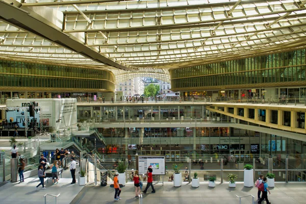 Paris, Fransa - 26 Mayıs 2018: Forum Les Halles, eski merkez gıda pazarı