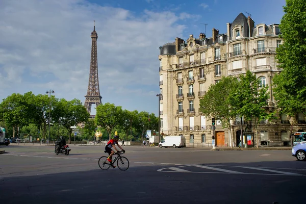 Paříž Francie Května 2018 Cyklista Křižovatce Pohled Eiffelovu Věž Staré — Stock fotografie