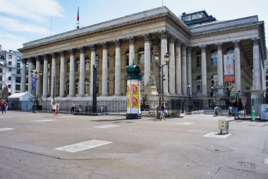 Paris, Fransa - 26 Mayıs 2018: Görünümü Paris Bourse Binası yanı sıra Paris Metro Bourse istasyonu girişi.