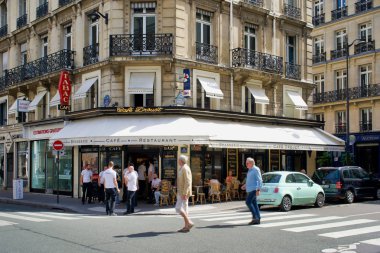 Paris, Fransa - 26 Mayıs 2018: tarihi binaları ve kafe Drouot, şehir merkezinde turist