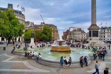 Londra, İngiltere - 8 Eylül 2018: Nelson's column Trafalgar Meydanı. Tatilcilerin sakinleri ve turistler.