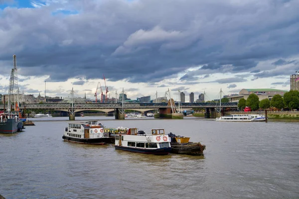 Londra Settembre 2018 Ponte Sul Tamigi Rimorchiatori Alla Deriva — Foto Stock