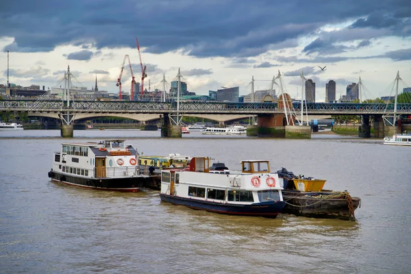 2018年9月8日 泰晤士河上的一座桥和漂流拖轮 — 图库照片
