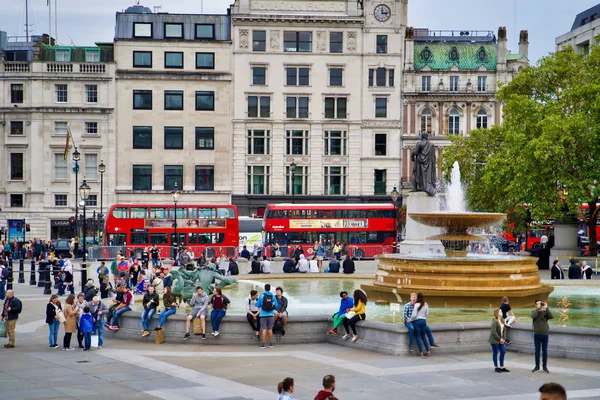 London Storbritannien September 2018 Fontän Trafalgar Square Semesterfirare Invånare Och — Stockfoto