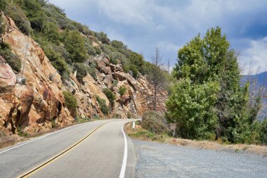 Dağ yolu doğanın içinde Sequoia Ulusal Park Manzaralı