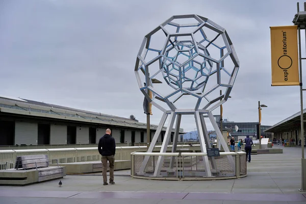 San Francisco, California, ABD - 14 Mayıs 2018: İnteraktif Bilim Müzesi Exploratorium Embarcadero Caddesi üzerinde