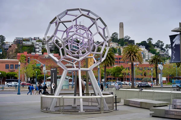 San Francisco, California, ABD - 14 Mayıs 2018: İnteraktif Bilim Müzesi Exploratorium Embarcadero Caddesi üzerinde