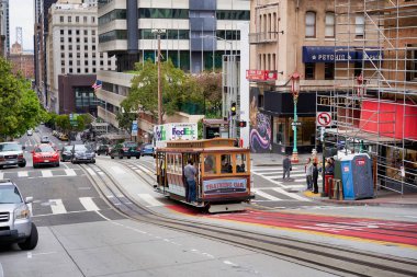 San Francisco, California, ABD - 14 Mayıs 2018 - tarihi tramvay şehrin caddeleri üzerinde