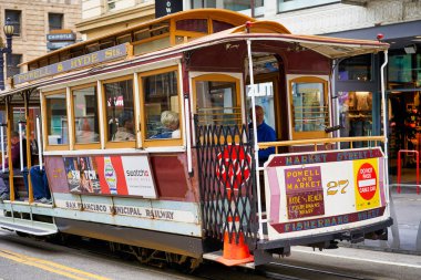 Turistler ile San Francisco, California, ABD - 14 Mayıs 2018 - vintage tramvayda tarihi şehir sokakları