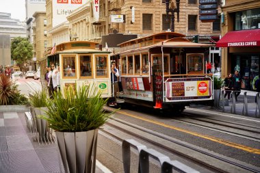 Turistler ile San Francisco, California, ABD - 14 Mayıs 2018 - vintage tramvayda tarihi şehir sokakları