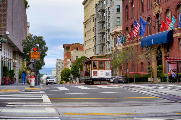 歴史的な街の通りに観光客では サンフランシスコ カリフォルニア州 アメリカ合衆国 2018 ビンテージの路面電車 — ストック写真