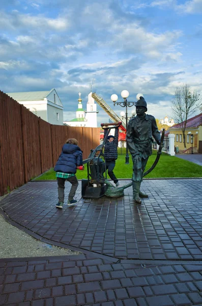 Vladimir Ryssland Oktober 2017 Monument Till Brandmannen Staden Brandkåren Pojkar — Stockfoto