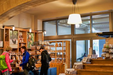 San Francisco, California, ABD - Embarcadero üzerinde bina şehir limanda 14 Mayıs 2018 - Alışveriş Merkezleri Market