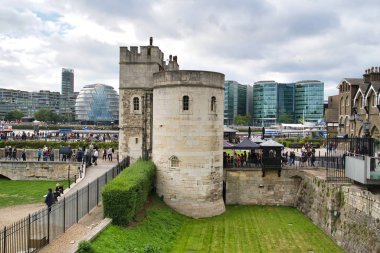 Londra, İngiltere - 9 Eylül 2018: Kraliyet Sarayı ve kale Majestelerinin Kulesi olarak bilinen.