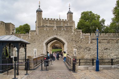 Londra, İngiltere - 9 Eylül 2018: Kraliyet Sarayı ve kale Majestelerinin Kulesi olarak bilinen.