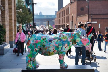 Londra, İngiltere - 9 Eylül 2018: Sanat gergedan kent merkezindeki meydanda