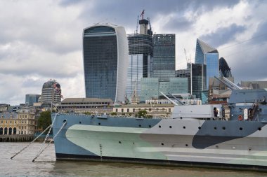Londra, İngiltere - 9 Eylül 2018: Görünümünü office binalarıyla, savaş kruvazörü Belfast Thames Nehri üzerinde
