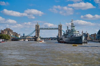 Londra, İngiltere - 9 Eylül 2018: Thames Tower Bridge görünümünü demirleyen İngiliz filosunun gurur askeri Cruiser Belfast (Hms Belfast) olduğunu