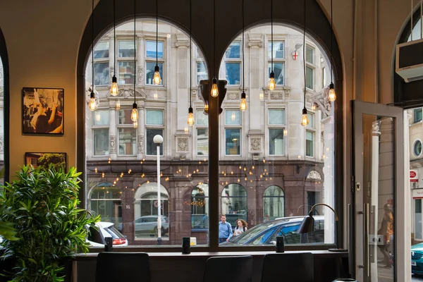 Londra, İngiltere - 9 Eylül 2018: iç rahat şehir Cafe, sokağa bakan büyük pencereler