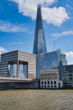 Londra, İngiltere - 9 Eylül 2018: Görünümüne Thames Nehri üzerinden yüksek katlı bina 
