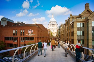 Londra, İngiltere - 9 Eylül 2018: St Paul Katedrali, Millennium Köprüsü'nden görünümü