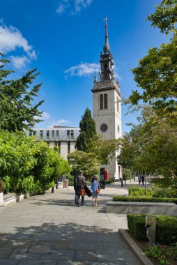 Londra, İngiltere - 9 Eylül 2018: St. Paul Katedrali kulelerden birini