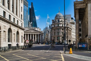 Londra, İngiltere - 9 Eylül 2018: Yürüyüş şehir merkezinde, İngiltere Bankası Müzesi ve office yüksek katlı binaların görünümü