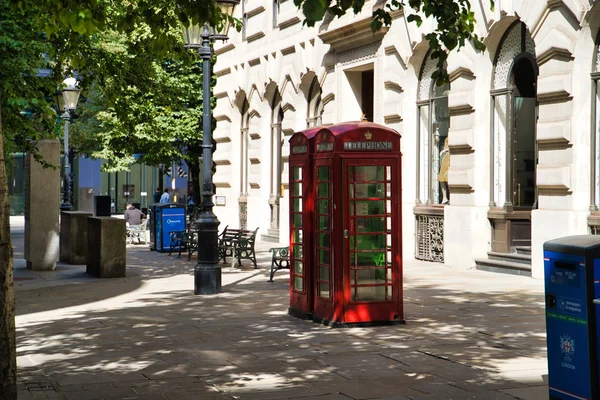 London Storbritannien September 2018 Röd Telefonkiosk Ett Torg — Stockfoto