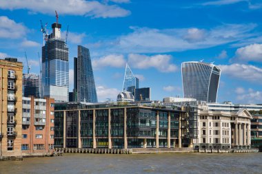 Londra, İngiltere - 9 Eylül 2018: Görünümü Thames Nehri üzerinde bir zevk tekne şehirden çıkabilir ve iş merkezi