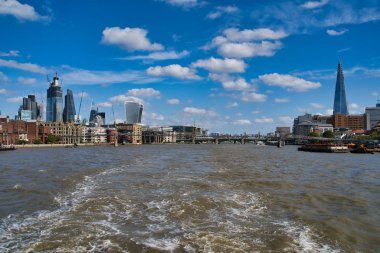 Londra, İngiltere - 9 Eylül 2018: nehir gezisi boyunca Thames, dolgu ve modern binalar
