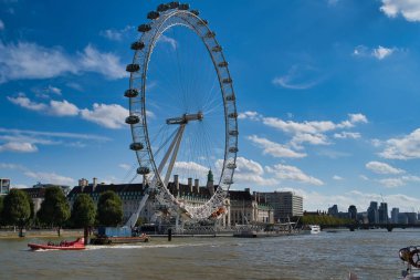 Londra, İngiltere - 9 Eylül 2018: Cazibe, Oko İnceleme tekerlek Thames Nehri kıyısında